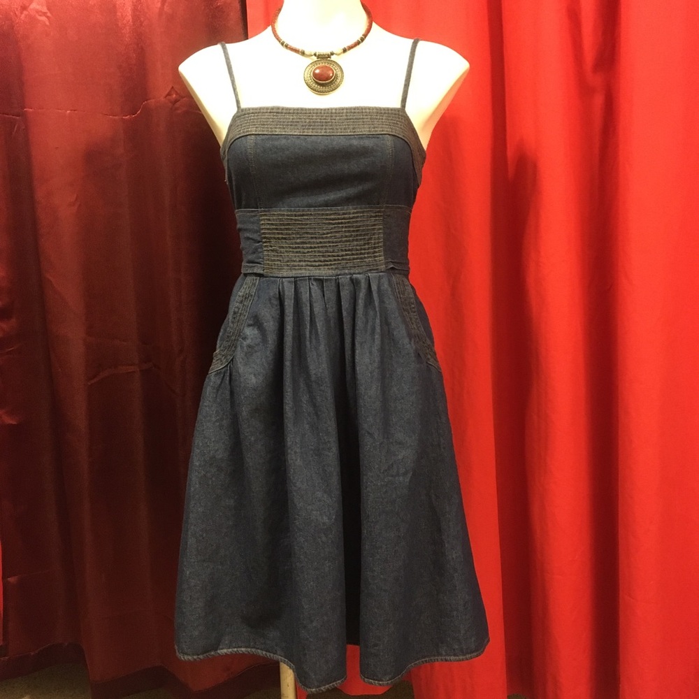 Super cute denim dress with Pockets!